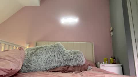 Lola online show from February 21, 2025, 3:21 pm