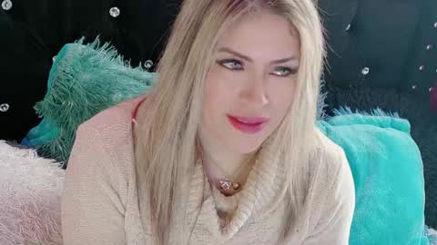 Diana Rojas  online show from December 15, 2025, 5:50 pm