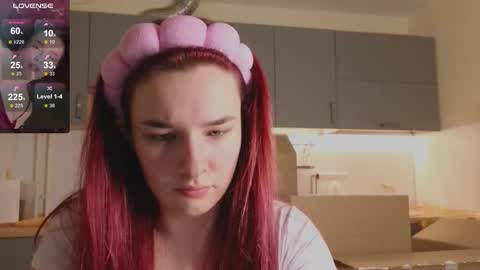 Snapshot of iwi_wi_wi chatting on December 4, 2025, 9:45 pm Daisy online show from December 4, 2025, 9:45 pm