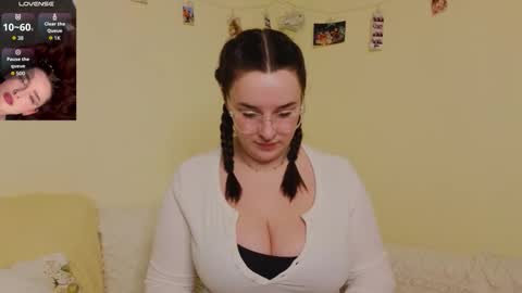 Snapshot of iwi_wi_wi chatting on March 2, 2026, 11:33 pm Daisy online show from March 2, 2026, 11:33 pm