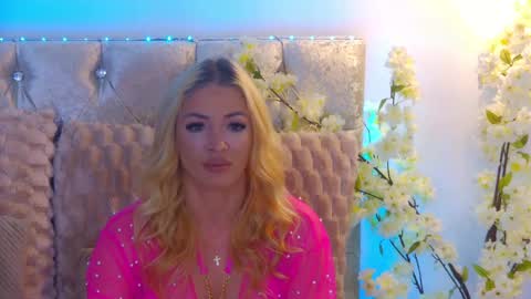 Izabella online show from May 9, 2026, 3:12 am