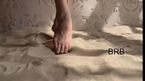 izi online show from February 9, 2025, 6:05 pm