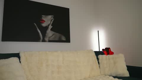 izy bellee online show from February 19, 2026, 8:16 pm