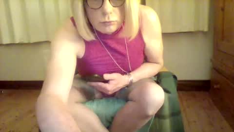 Snapshot of izzy_mchoney chatting on May 15, 2026, 10:50 pm izzy_mchoney online show from May 15, 2026, 10:50 pm