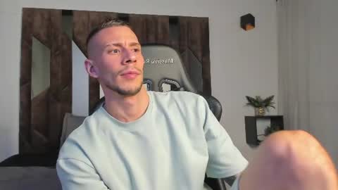 Snapshot of j_king__ chatting on June 22, 2026, 5:54 pm J King online show from June 22, 2026, 5:54 pm