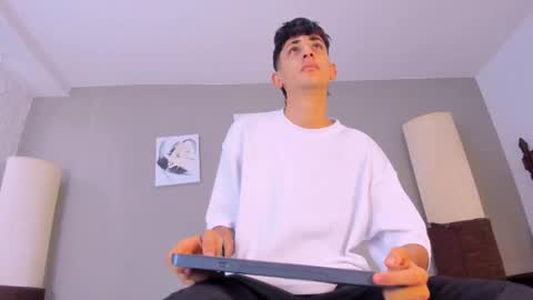 Snapshot of j_martony chatting on September 23, 2025, 12:19 pm j_martony online show from September 23, 2025, 12:19 pm