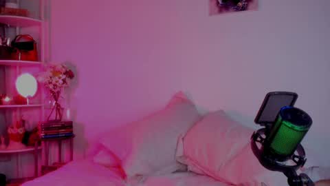 Linda Sofia help me get to 100 thumbs up online show from February 23, 2025, 4:28 am