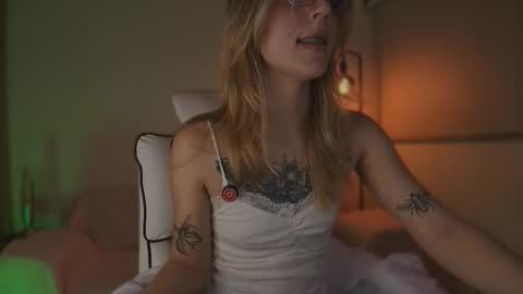 Linda Sofia help me get to 100 thumbs up online show from September 15, 2025, 4:34 am