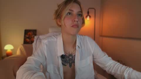 Linda Sofia help me get to 100 thumbs up online show from October 11, 2025, 5:28 am