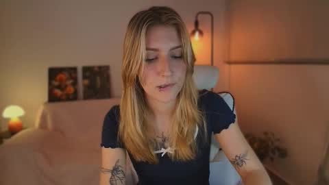 Linda Sofia help me get to 100 thumbs up online show from October 15, 2025, 4:45 am