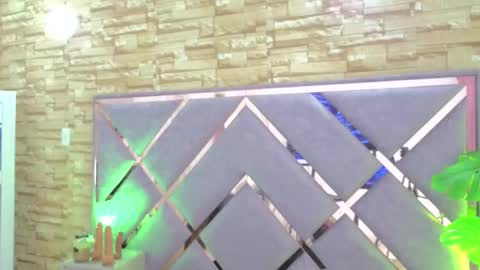 jade white  online show from January 8, 2026, 1:13 pm