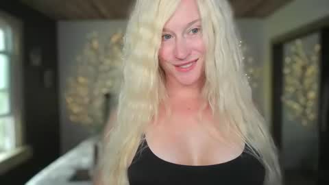 jadeamaryllis_ online show from April 24, 2026, 1:35 pm