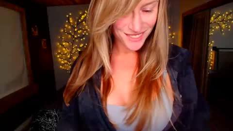 jadeamaryllis_ online show from May 1, 2026, 2:21 pm