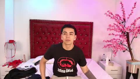 Snapshot of jaden_and_sofia chatting on May 19, 2026, 2:40 am Jaden and Sofia online show from May 19, 2026, 2:40 am