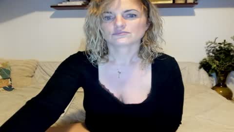 Snapshot of jadore_able82 chatting on January 7, 2025, 2:53 am elena online show from January 7, 2025, 2:53 am