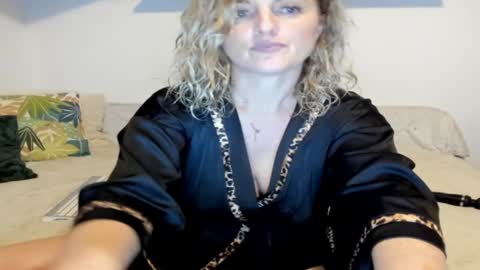 Snapshot of jadore_able82 chatting on February 5, 2025, 5:41 am elena online show from February 5, 2025, 5:41 am