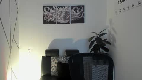 james_adamss_ online show from December 16, 2025, 12:43 pm