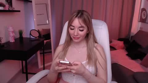 jamie_chung online show from April 28, 2026, 2:27 am