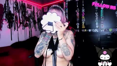 Snapshot of janna_ink chatting on September 29, 2025, 9:52 pm online show from September 29, 2025, 9:52 pm