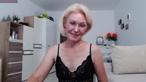 Snapshot of jasmin18v chatting on September 21, 2025, 1:24 pm Jasmin room for people 40 online show from September 21, 2025, 1:24 pm