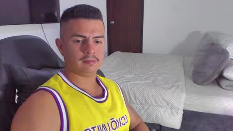 JBrooksXx online show from February 5, 2025, 7:31 pm