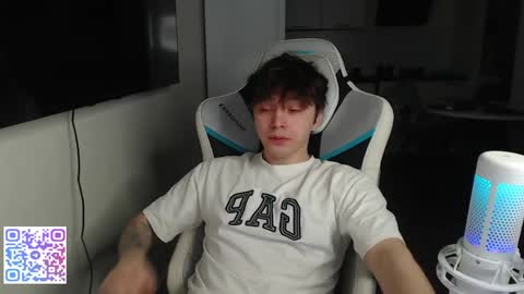 Jayce online show from April 29, 2026, 1:43 am