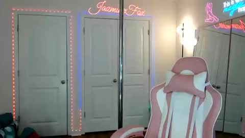 Jazmine Fox online show from May 13, 2026, 3:53 pm