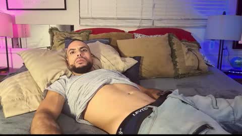 Snapshot of jcmax305 chatting on November 17, 2025, 11:32 pm JcMax305 online show from November 17, 2025, 11:32 pm