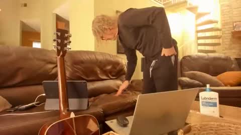 JDinEuless online show from November 9, 2025, 4:27 pm