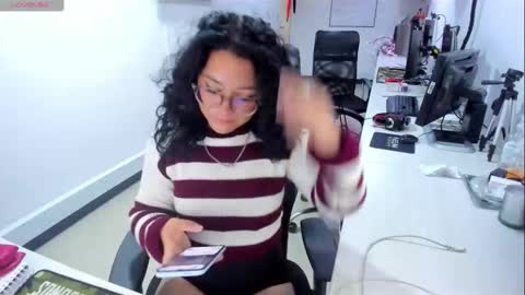 jenn online show from November 3, 2025, 7:37 pm