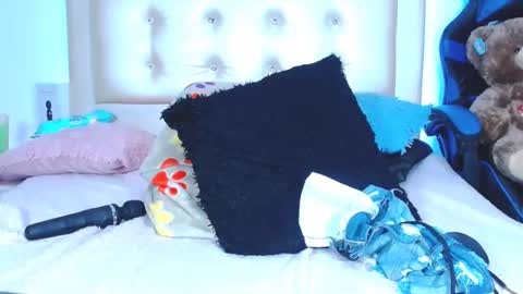 Snapshot of jenng18 chatting on December 15, 2024, 7:35 am jenn online show from December 15, 2024, 7:35 am