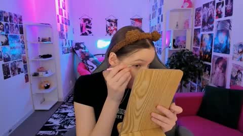 jenniferkiim online show from March 16, 2026, 10:08 am