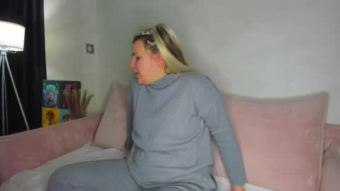 Snapshot of jenny_jimmy chatting on February 24, 2026, 1:25 am Jenny online show from February 24, 2026, 1:25 am