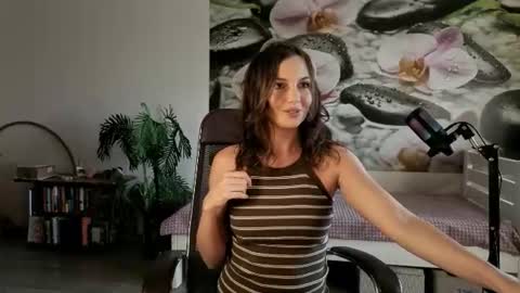 jennycutey online show from June 18, 2026, 4:02 am
