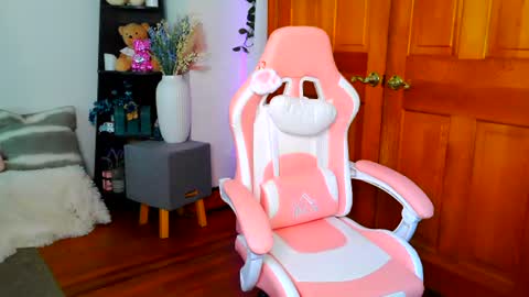 Snapshot of jessabelle_diamond chatting on June 17, 2026, 1:12 pm Jessabelle Diamond online show from June 17, 2026, 1:12 pm