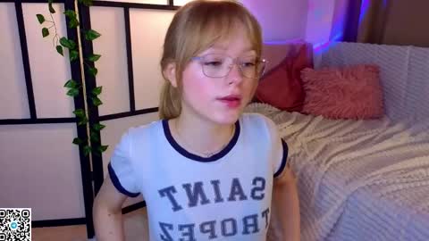 Snapshot of jewellhogan chatting on May 24, 2026, 8:14 pm Gwen online show from May 24, 2026, 8:14 pm