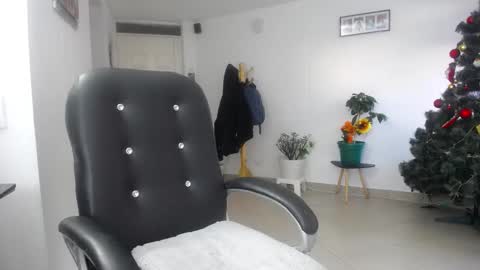 Camila online show from December 18, 2025, 12:44 pm