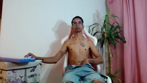 jhonsonvlatino online show from July 11, 2026, 2:03 am