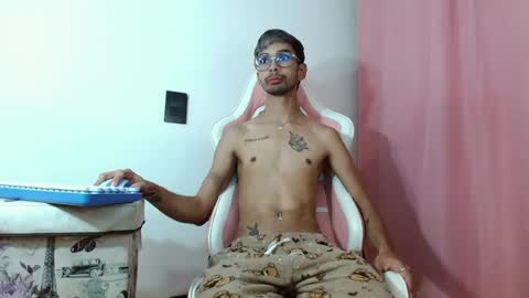 jhonsonvlatino online show from July 17, 2026, 1:12 am