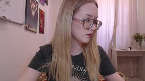 joan_kiss online show from May 4, 2026, 11:06 am