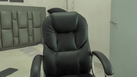 Snapshot of johan_miller1 chatting on December 4, 2025, 11:08 am johan online show from December 4, 2025, 11:08 am