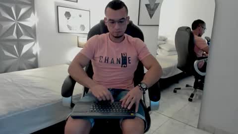 Snapshot of johan_miller1 chatting on December 15, 2025, 1:54 am johan online show from December 15, 2025, 1:54 am