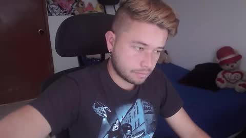 JOHAN independient model online show from November 28, 2025, 2:31 pm