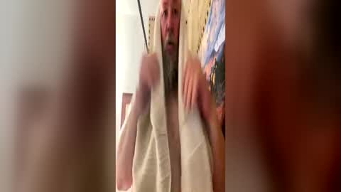 Snapshot of john40a chatting on June 17, 2026, 3:42 am John online show from June 17, 2026, 3:42 am