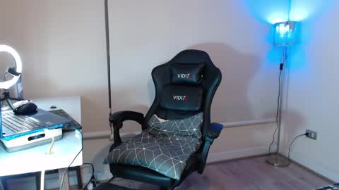 Snapshot of johnklleyn chatting on December 10, 2024, 12:06 am john online show from December 10, 2024, 12:06 am