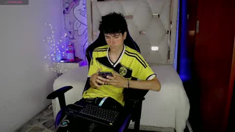 johnny_cagee online show from April 24, 2026, 4:04 am