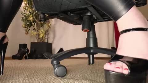 Snapshot of jolieorchid chatting on January 14, 2026, 12:33 pm MISTRESS Jolie online show from January 14, 2026, 12:33 pm