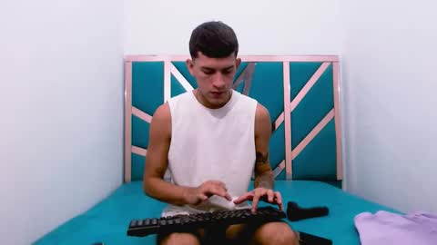 josue_linares online show from September 18, 2025, 7:38 pm