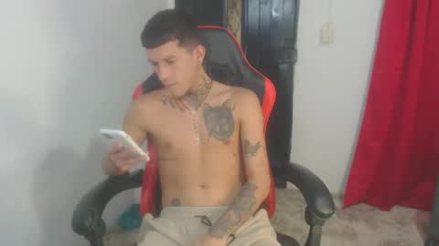 josue_linares online show from November 3, 2025, 3:41 am
