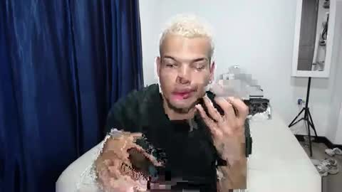 Snapshot of juicy_boy22 chatting on November 2, 2025, 12:13 am Miguel online show from November 2, 2025, 12:13 am